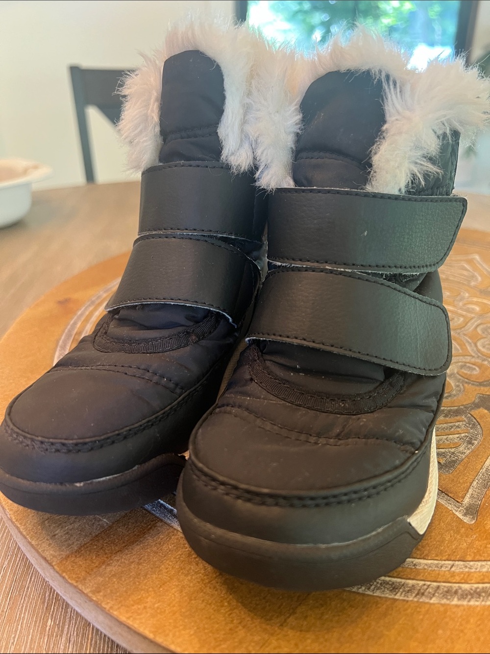 Size 11 Sorel Girls winter snow boot. White fur. Straps. Waterproof.